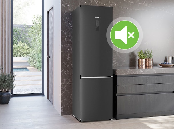 Zwarte vrijstaande koelkast in moderne keuken met icoon dat stilte aangeeft