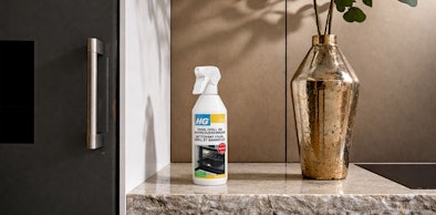 Fles HG ovenreiniger die je niet moet gebruiken voor de magnetron vanwege agressieve stoffen