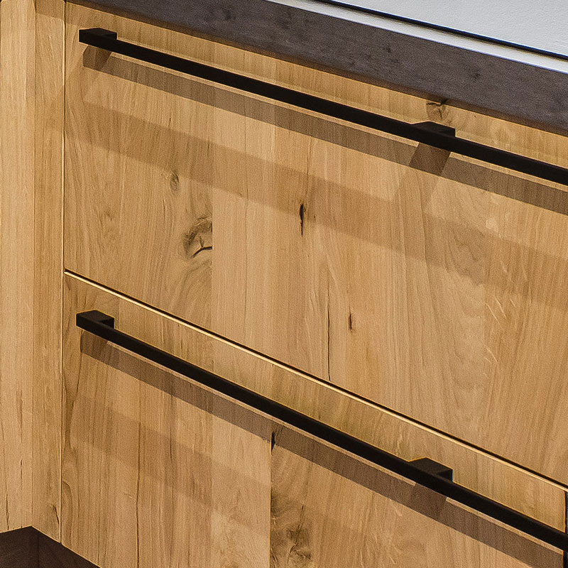 Gefineerd eiken front met stoere zwarte grepen