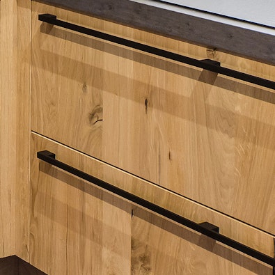 Gefineerd eiken front met stoere zwarte grepen