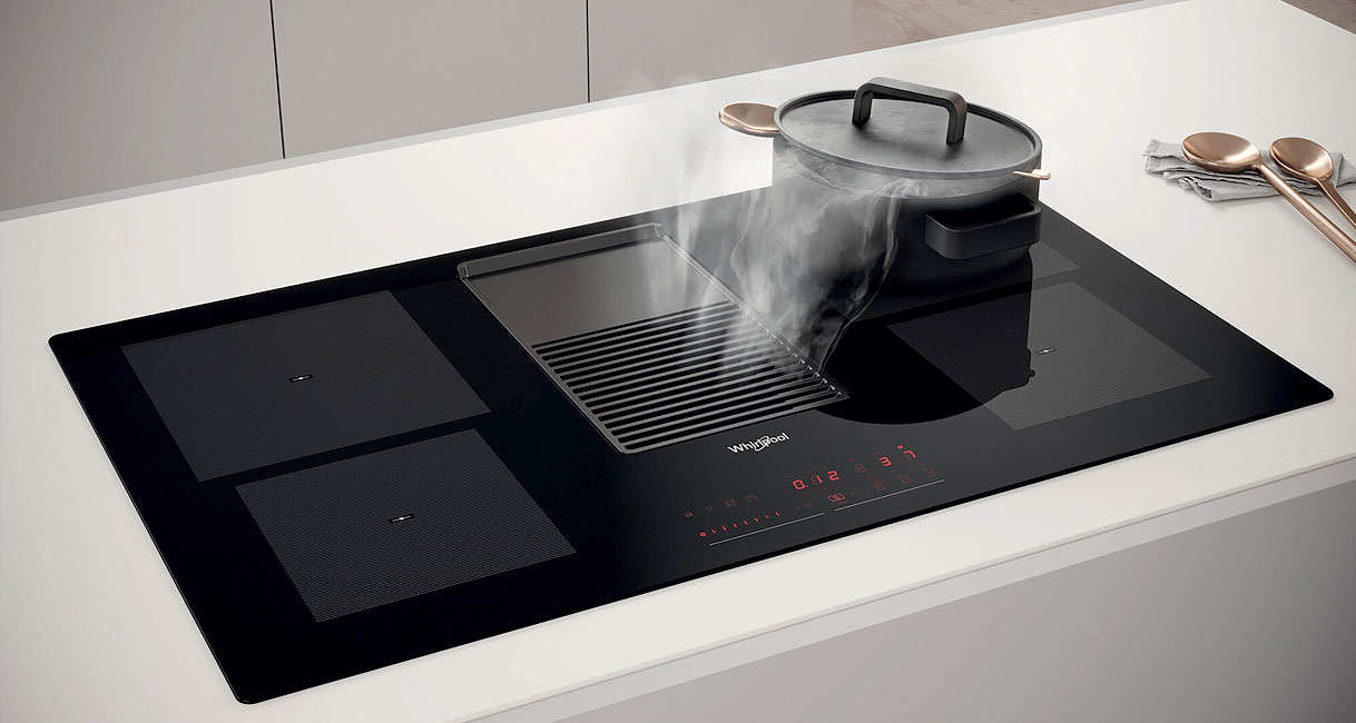 Whirlpool inductiekookplaat met geïntegreerde afzuiging in het midden die kookdampen naar beneden zuigt