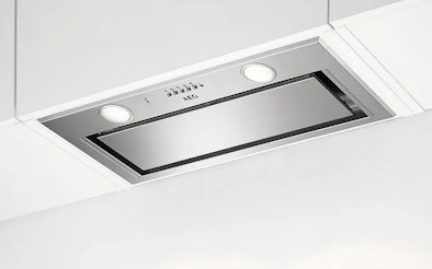 Geïntegreerde afzuigkap volledig weggewerkt in een bovenkast boven de kookplaat voor een strakke en minimalistische keuken.