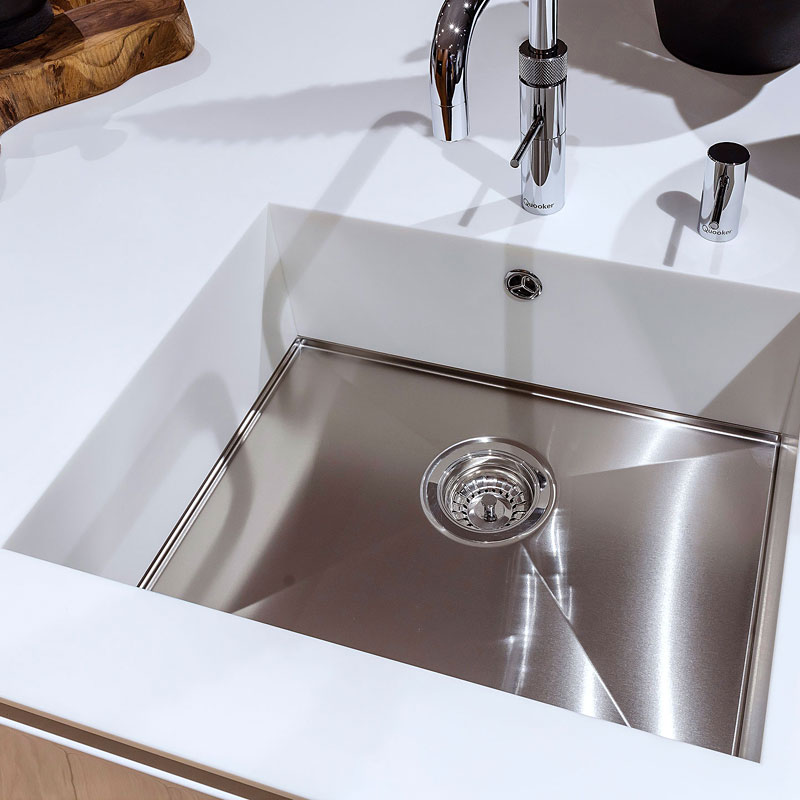 In kookeiland geïntegreerde spoelbak