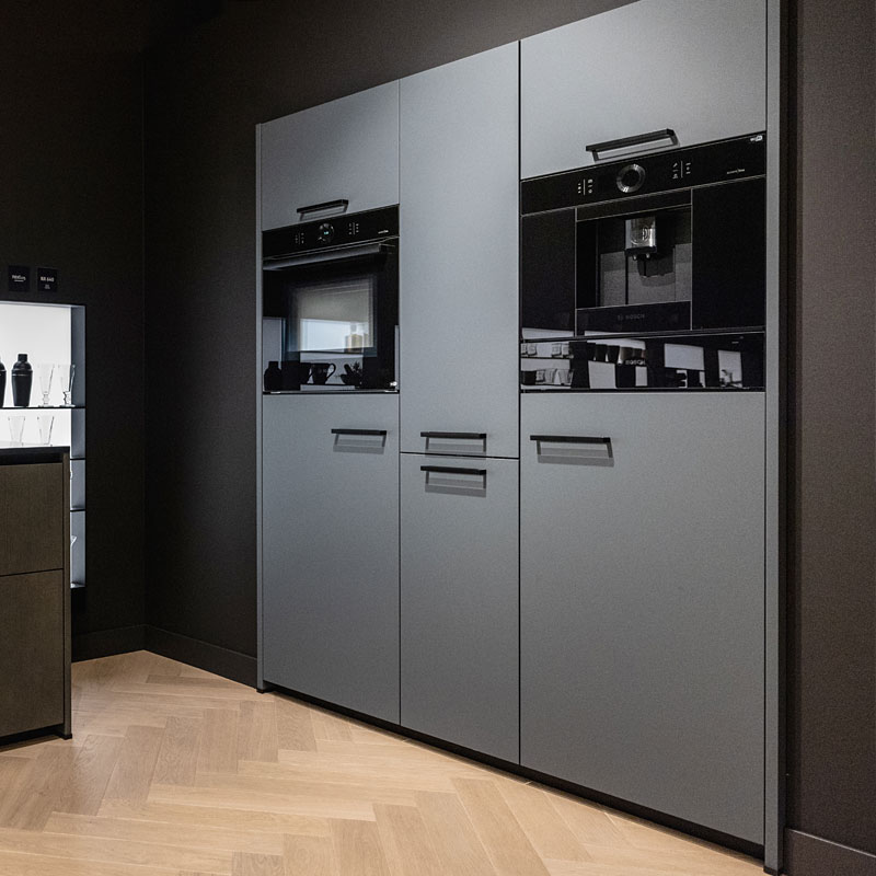 In de wand geïntegreerde wandkast met inbouwapparatuur