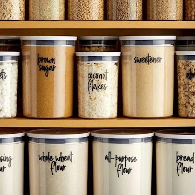 Gelabelde voorraadpotten.