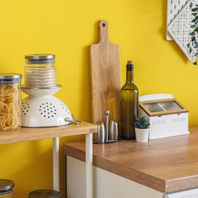 Gele muur in keuken.