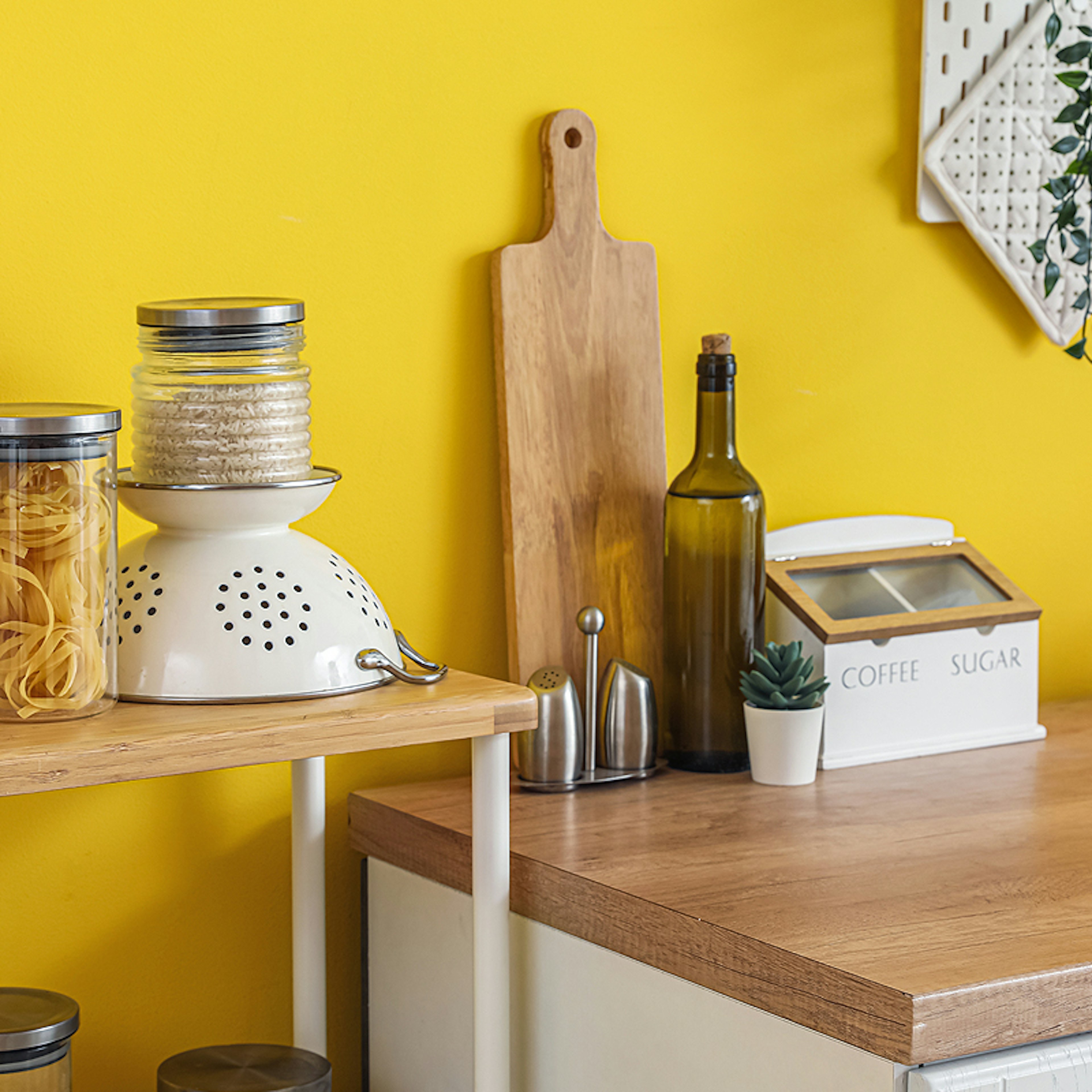 Gele muur in keuken.