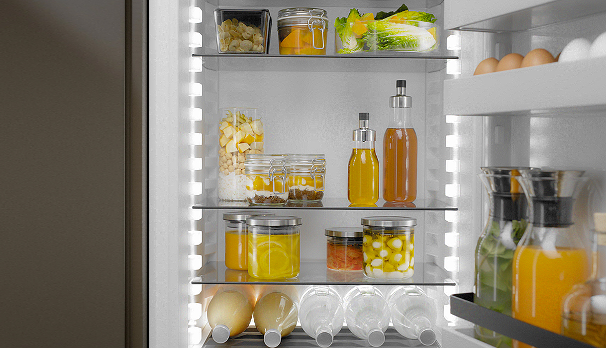 Het koelkastinterieur wordt gelijkmatig verlicht.