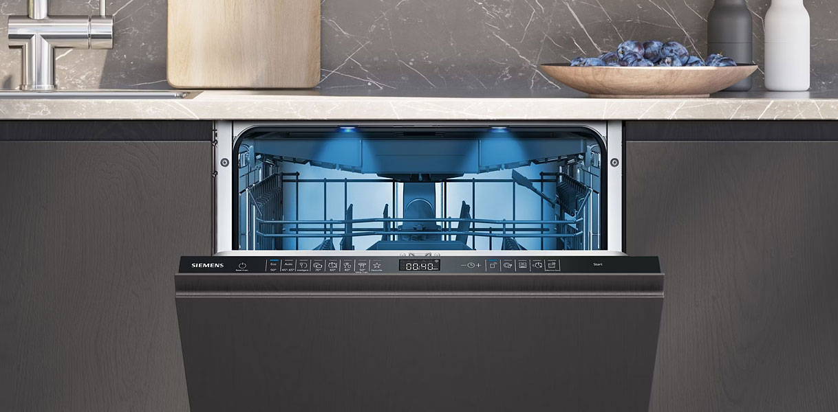 Stille gebruiksvriendelijke Siemens vaatwasser met binnenverlichting.