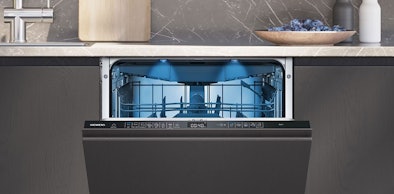 Stille gebruiksvriendelijke Siemens vaatwasser met binnenverlichting.
