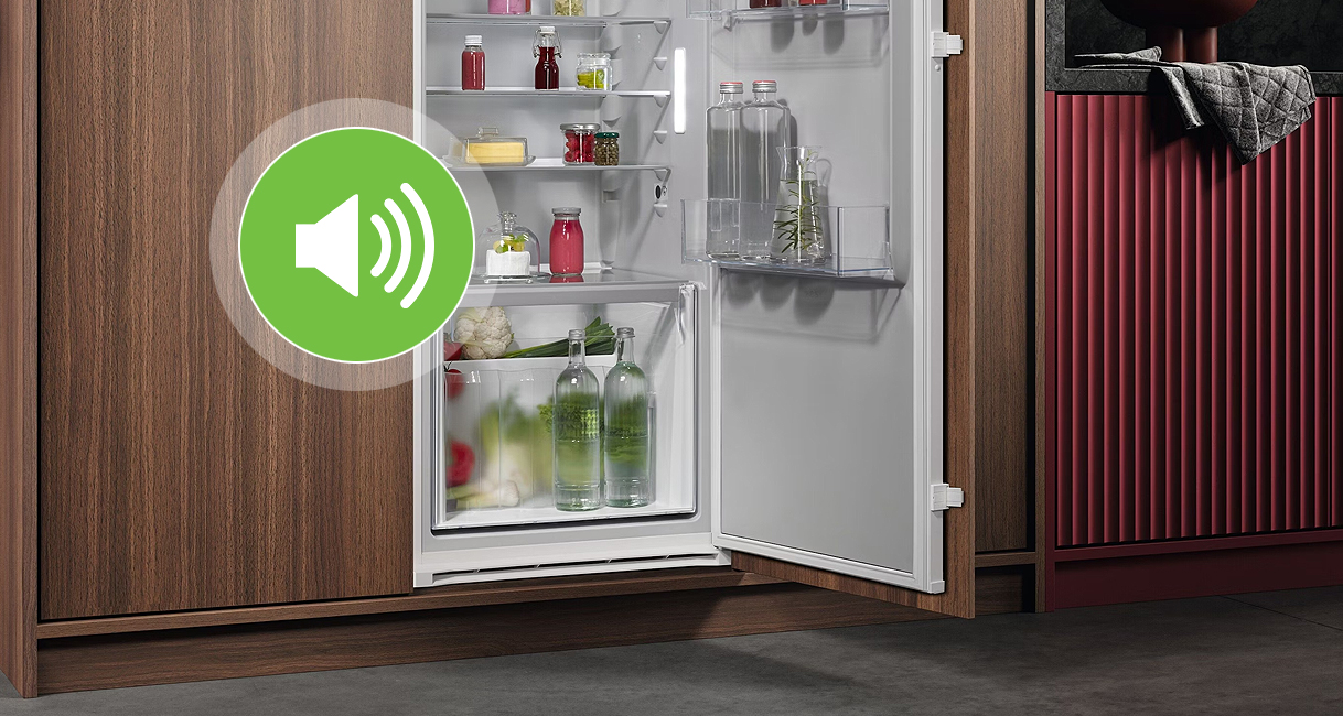 Inbouwkoelkast in kastombouw met geluidsicoon dat het belang van stil functioneren benadrukt.