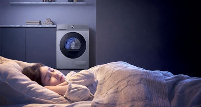 Kind slaapt rustig terwijl een stille Samsung warmtepompdroger op de achtergrond draait