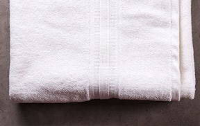 Opgevouwen badhanddoek met een gemiddeld drooggewicht van ongeveer 700 gram