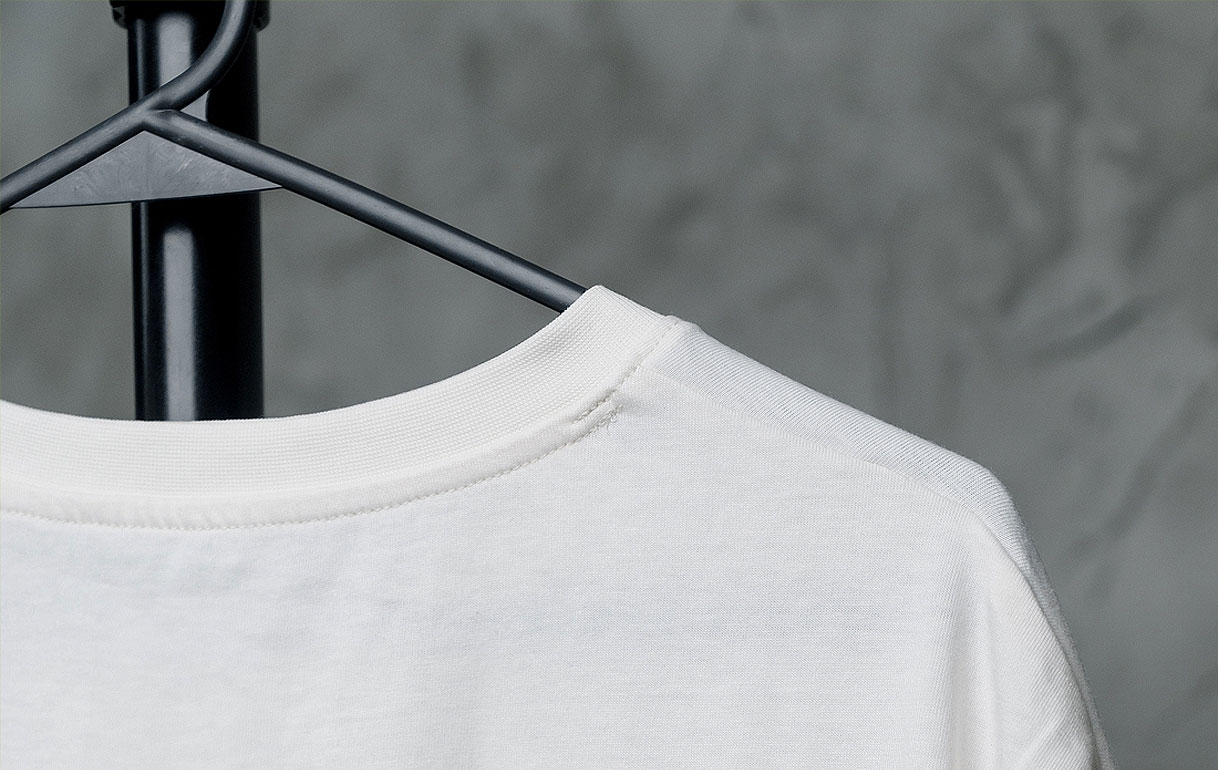 T-shirt op een hanger met een gemiddeld drooggewicht van ongeveer 150 gram