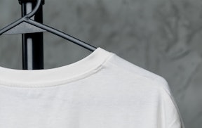 T-shirt op een hanger met een gemiddeld drooggewicht van ongeveer 150 gram