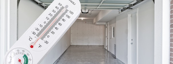 Thermometer die de temperatuur meet in een lege garage, illustratie voor de gemiddelde temperaturen in Nederlandse schuren.