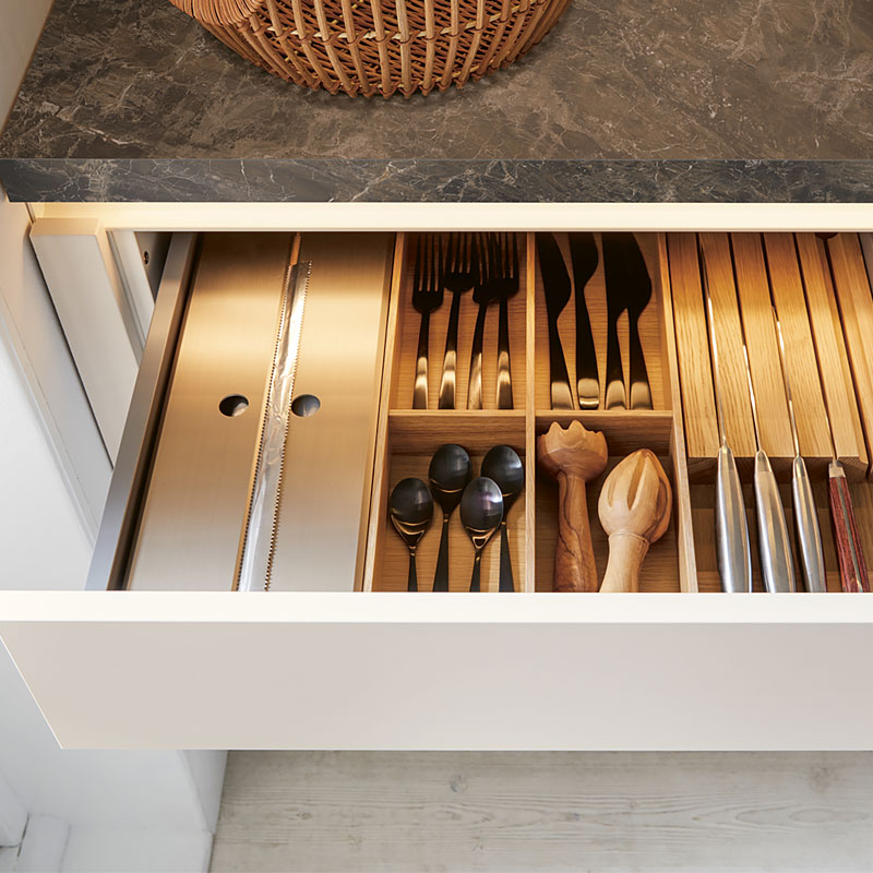 Georganiseerde besteklade