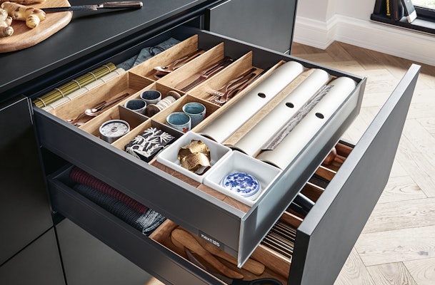 Georganiseerde keukenlade met eiken houten verdelers.