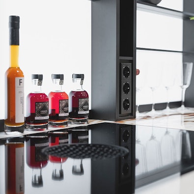 Georganiseerde verlichte keukenwand