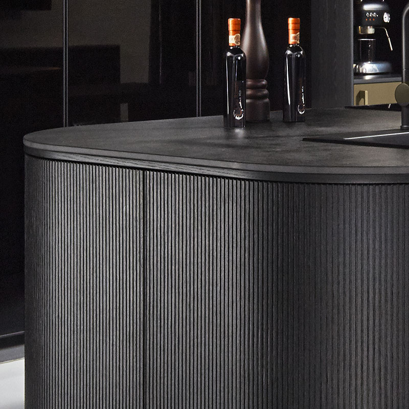 Afgeronde eilandhoek met fijn geribbeld front in zwart.