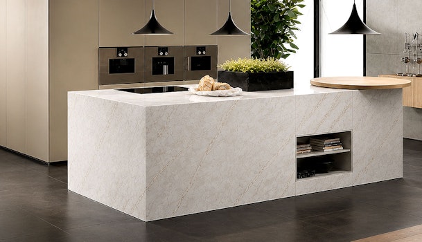 Modern kookeiland met kwartsiet werkblad en strakke fronten in luxe keuken