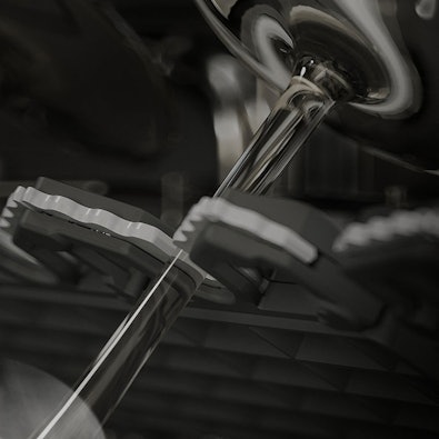 Close-up van wijnglas in zachte houder van V-ZUG Adora vaatwasser, voor behoedzame reiniging met Wijnglas en WijnDegu programma’s.