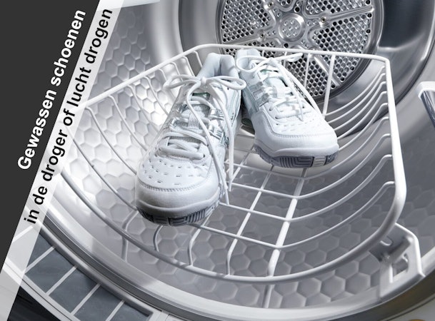Gewassen schoenen drogen in en wasdroger.