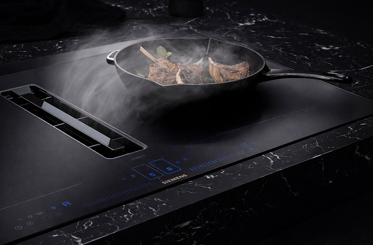 Gietijzeren pan met vlees op Siemens inductiekookplaat