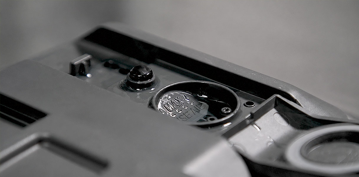 Close-up van de dop met MAX markering waar de machine glansspoelmiddel uit afgeeft
