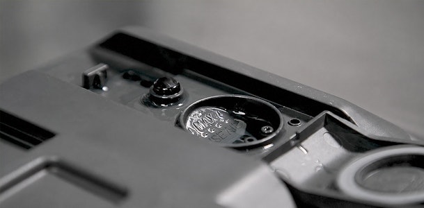 Close-up van de dop met MAX markering waar de machine glansspoelmiddel uit afgeeft
