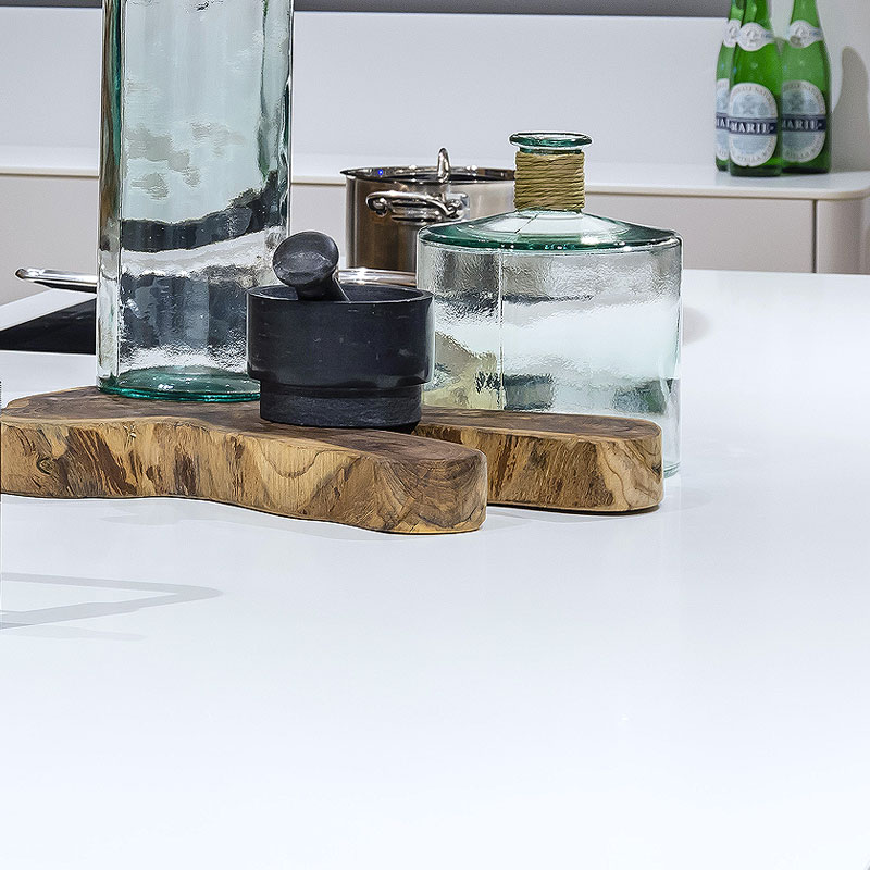 Glazend witte kookeiland