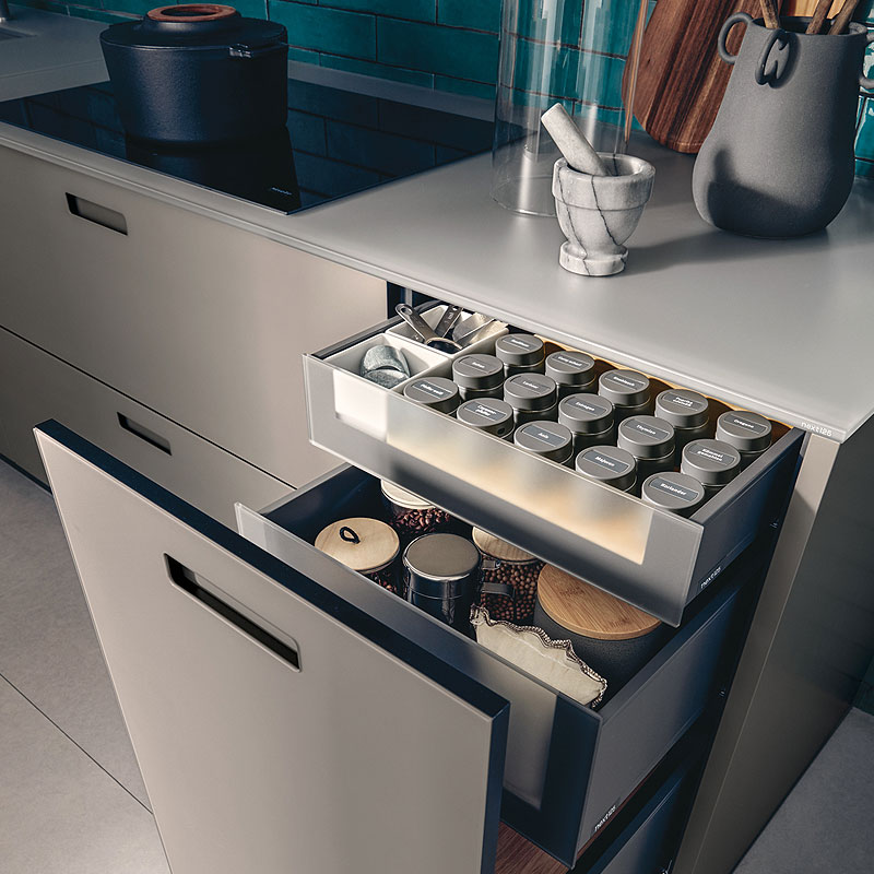 Glasfronten keukendeurtjes en binnen laden.