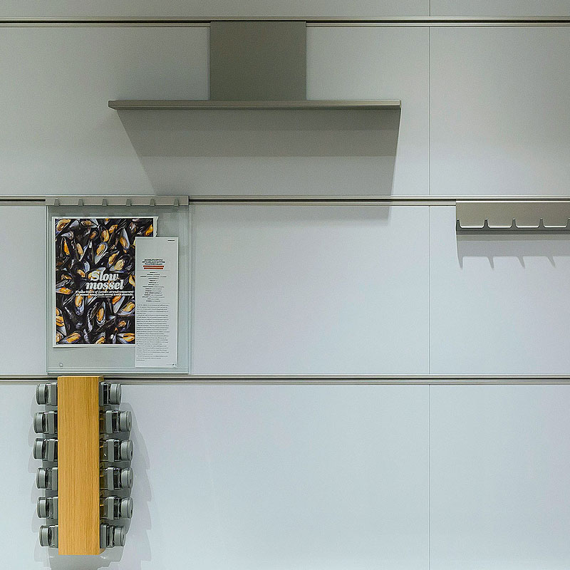 Glazen achterwand met Cube-opbergsysteem