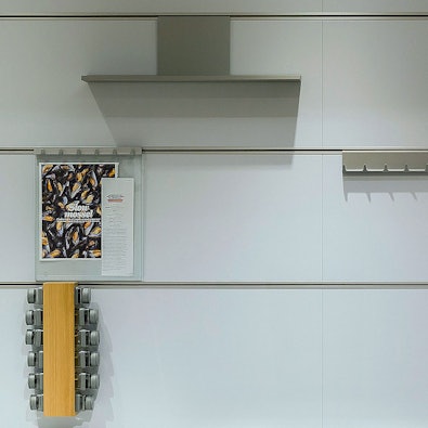 Glazen achterwand met Cube-opbergsysteem