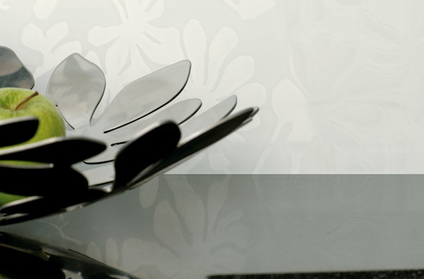 Glazen achterwand in moderne keuken.
