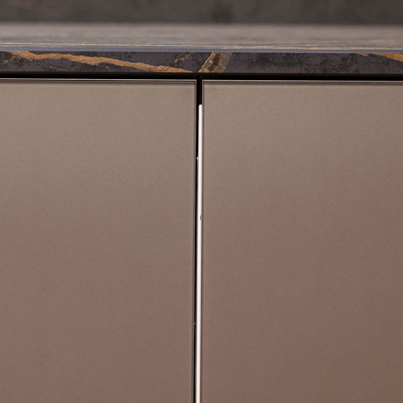 Door aluminium omlijste glazen fronten