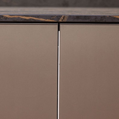 Door aluminium omlijste glazen fronten