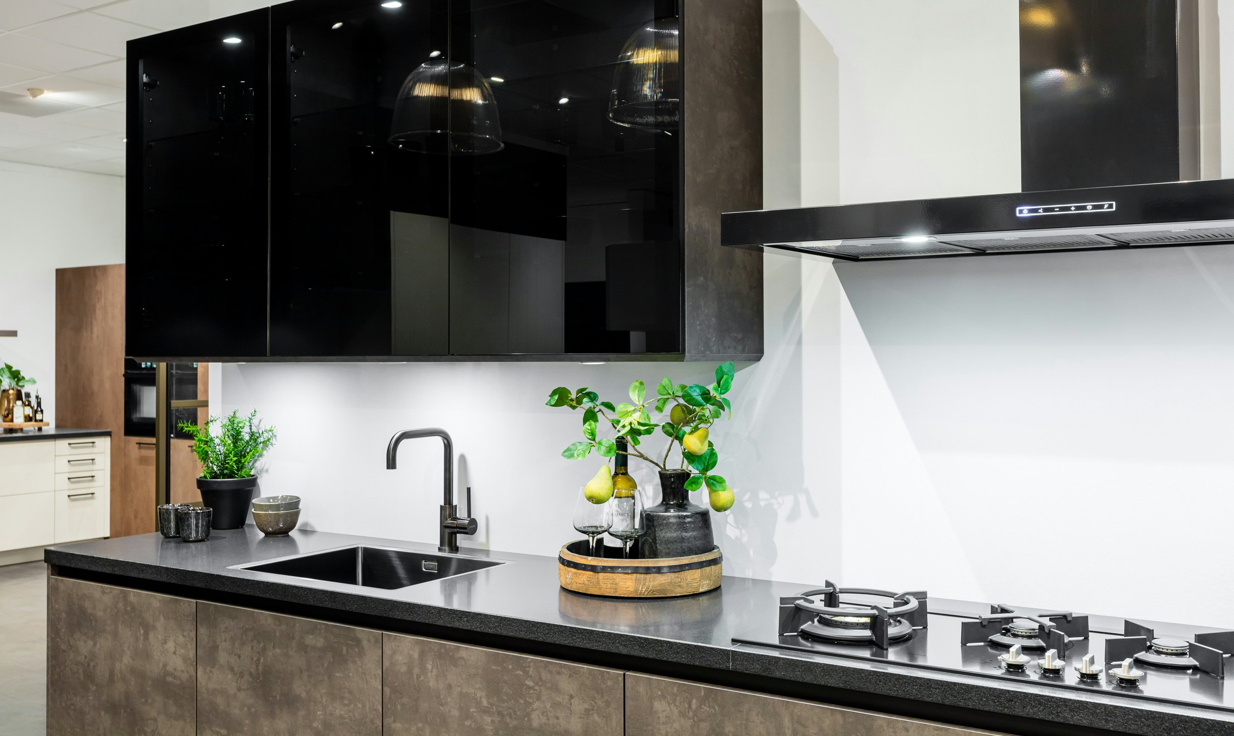Glanzende keukenfronten reflecteren meer natuurlijk licht.