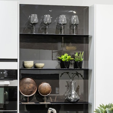 Glazen schappen tussen de hoge wandkasten