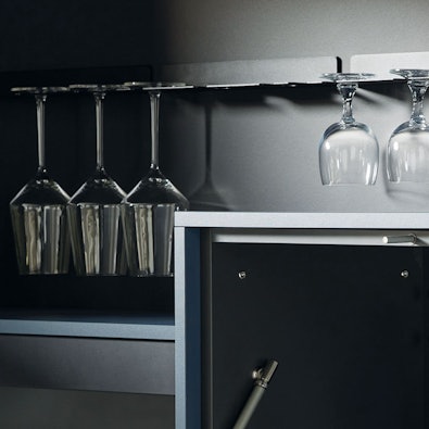 Glazenrek met geïntegreerde verlichting.