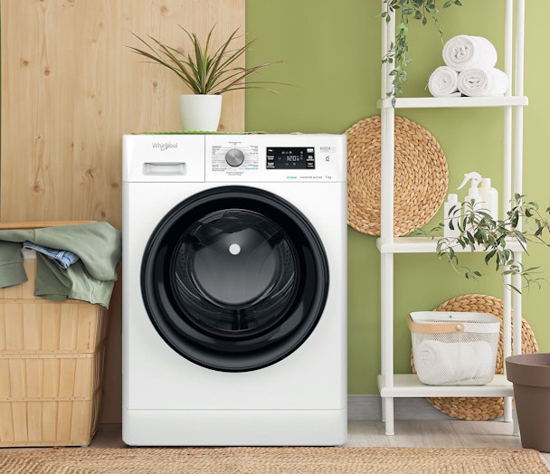 Goedkope Whirlpool wasmachine in een moderne wasruimte met compact ontwerp en energiezuinige prestaties.