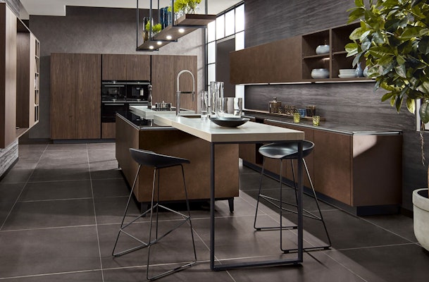 Goudbruine keuken met hoge kasten Sherwood hout