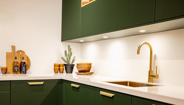 Gouden keukenkraan met bijpassende spoelbak in goud kleur.