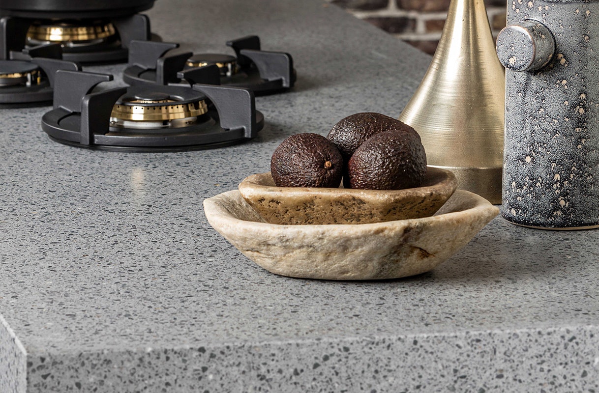 Granito keukenblad met stukjes graniet.