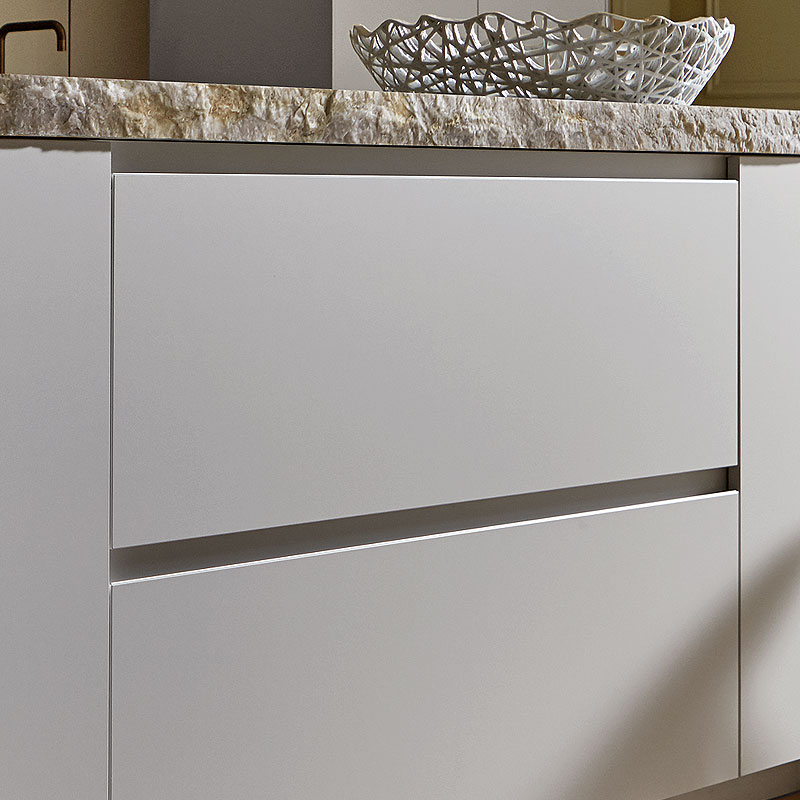 Barblad in doorlopend natuursteen met ruwe rand en zitplekken