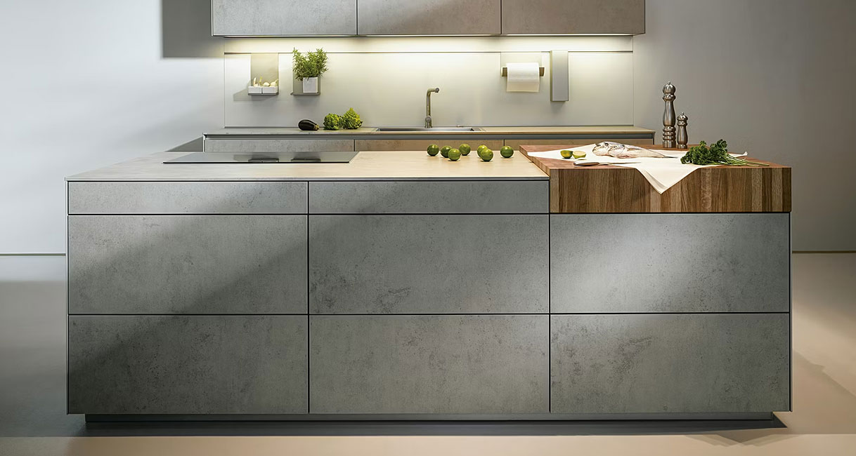 Grijs kookeiland met betonlook fronten en houten werkblad in moderne keuken