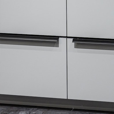 Grijze fronten met zwarte opleggrepen