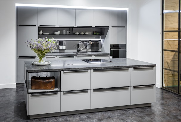 Grijze industriële keukenopstelling