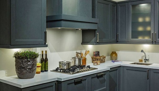 Donker grijze landelijke keuken van hout