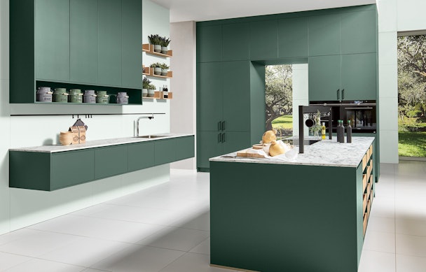 Een groene keuken met een donkergroene matlak afwerking.